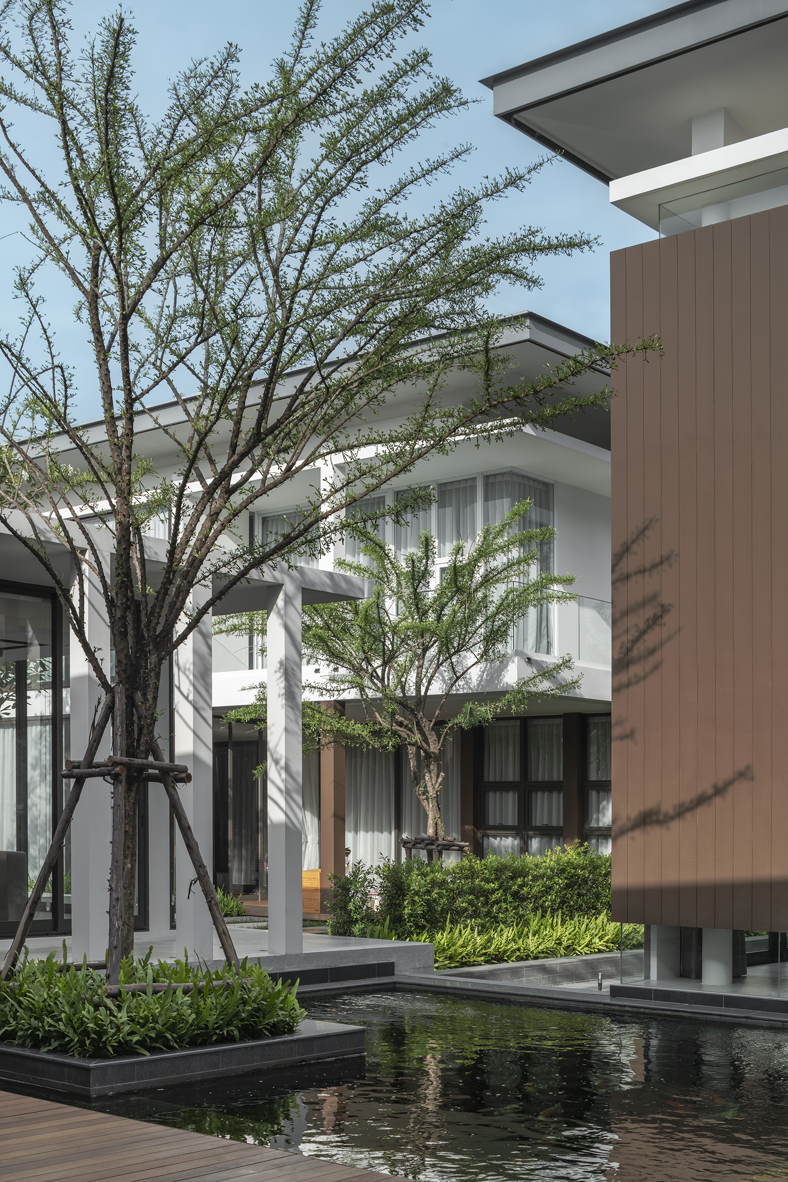 Anonym-BaanCourtyard-20 เมื่อพื้นที่บริเวณกลางโครงการนั้นเสริมเรื่องความสัมพันธ์พอดี จึงสอดคล้องกับที่ทางสถาปนิกอยากจะทำสวนส่วนกลางไว้กลางโครงการ