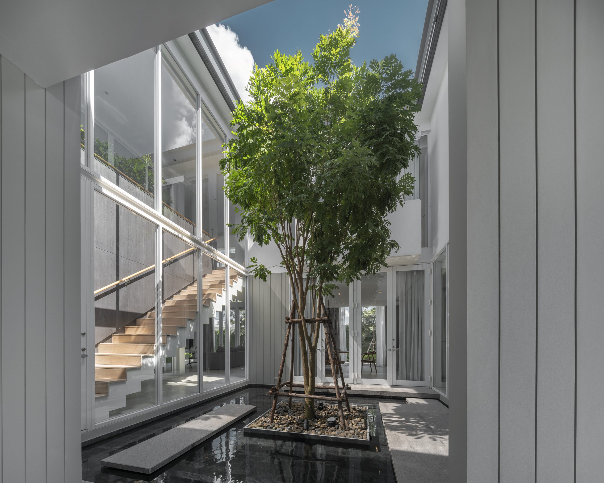 Anonym-BaanCourtyard-50 การเสริมฮวงจุ้ยสวนกลางบ้านทั้งสระว่ายน้ำ บ่อน้ำ รวมไปถึงต้นไม้ ก็ช่วยเสริมฮวงจุ้ยโครงการนี้ได้เป็นอย่างดี