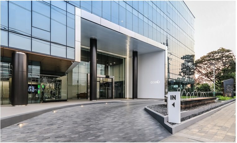 Main Entrance ของอาคารถูกออกแบบได้โปร่งโล่ง และมีบ่อน้ำพุช่วยส่งพลังให้เข้าไปหล่อเลี้ยงประตูทางเข้าอยู่ตลอดเวลา