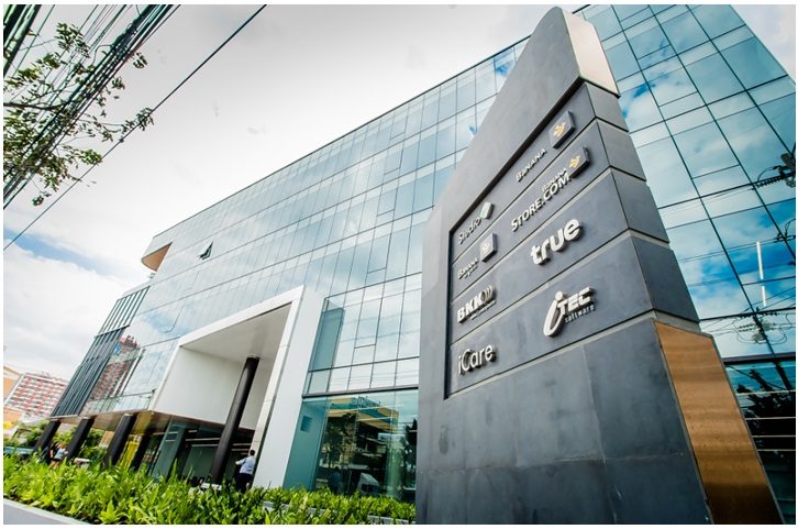 Tower Sign ของโครงการ ถูกวางไว้ในตำแหน่งที่ช่วยกักเก็บกระแสพลังจากถนนใหญ่ให้เข้าไปสู่อาคารได้เป็นอย่างดี