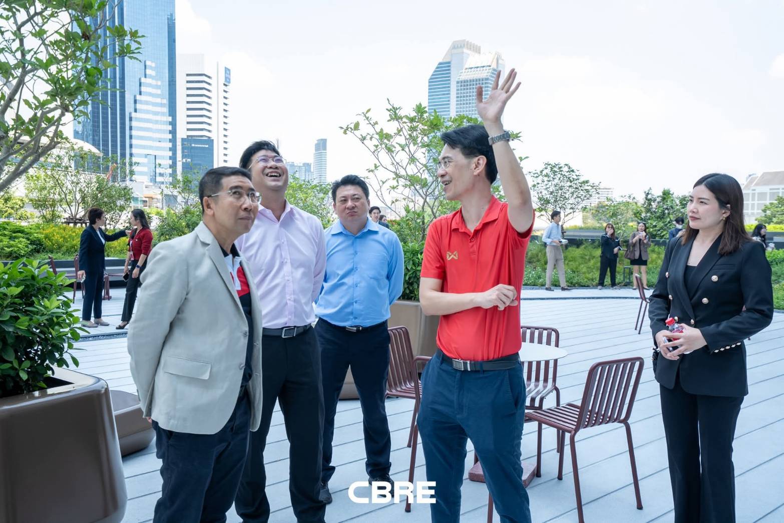 AIACS04 อ.ตะวัน พาทางผู้บริหาร AIA และ ผู้เข้าร่วมสัมนาเดินชมและอธิบายโครงการ AIA Connect Ratchada