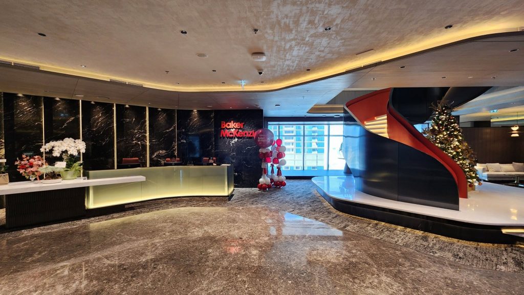 BKMZ03 การเลือกตำแหน่งทางเข้าของออฟฟิส Baker Mckenzie นั้นเลือกในจุดที่รับกระแสพลังมากที่สุดในชั้น ออกแบบให้รับพลังมงคลให้ได้มากที่สุด