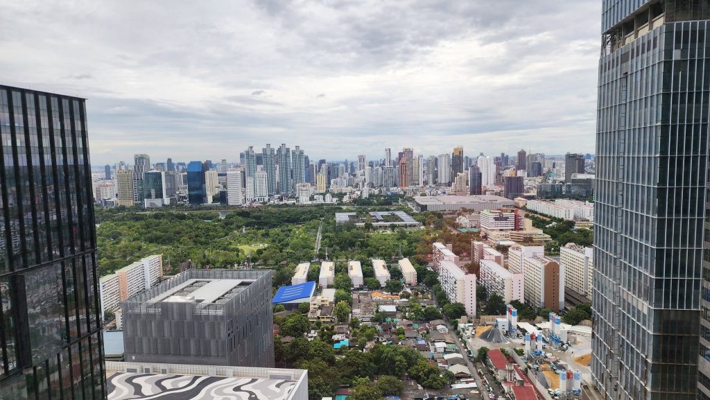 BKMZ09 และฝั่งที่มองไปยังสวนเบญจกิติ ในปัจจุบันที่ไม่ได้มี Signature Tower อาคารที่สูงสุดขึ้นมา ก็ยังถือว่ามีฮวงจุ้ยที่ดี