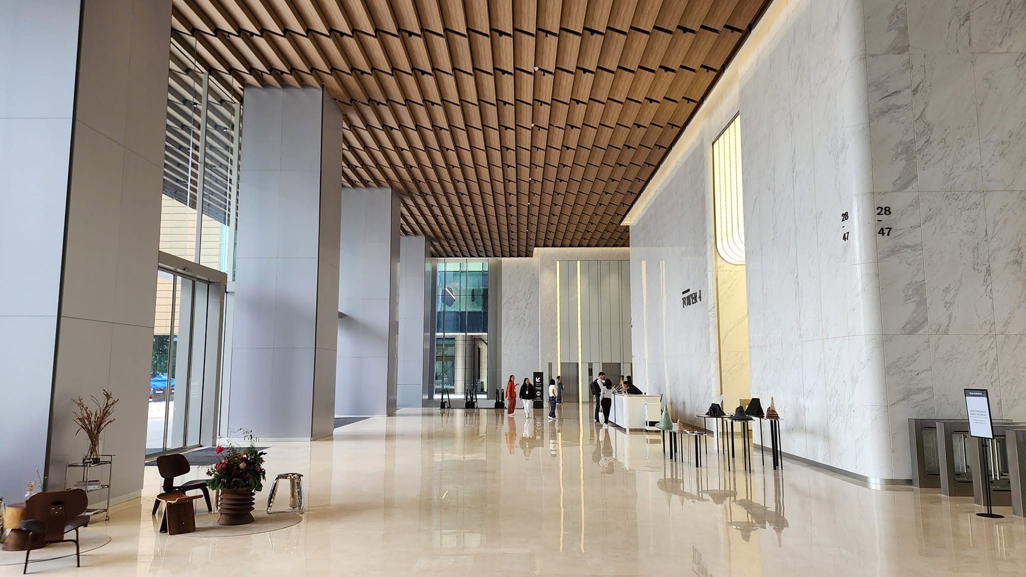 BKMZ15 โถง Lobby ของอาคาร Tower 4 ออกแบบได้ดีมาก Main Entrance มีความโปร่งโล่งรับพลังจากภายนอกได้ดี ภายในโถงสูงโปร่งสะสมพลังได้ดี