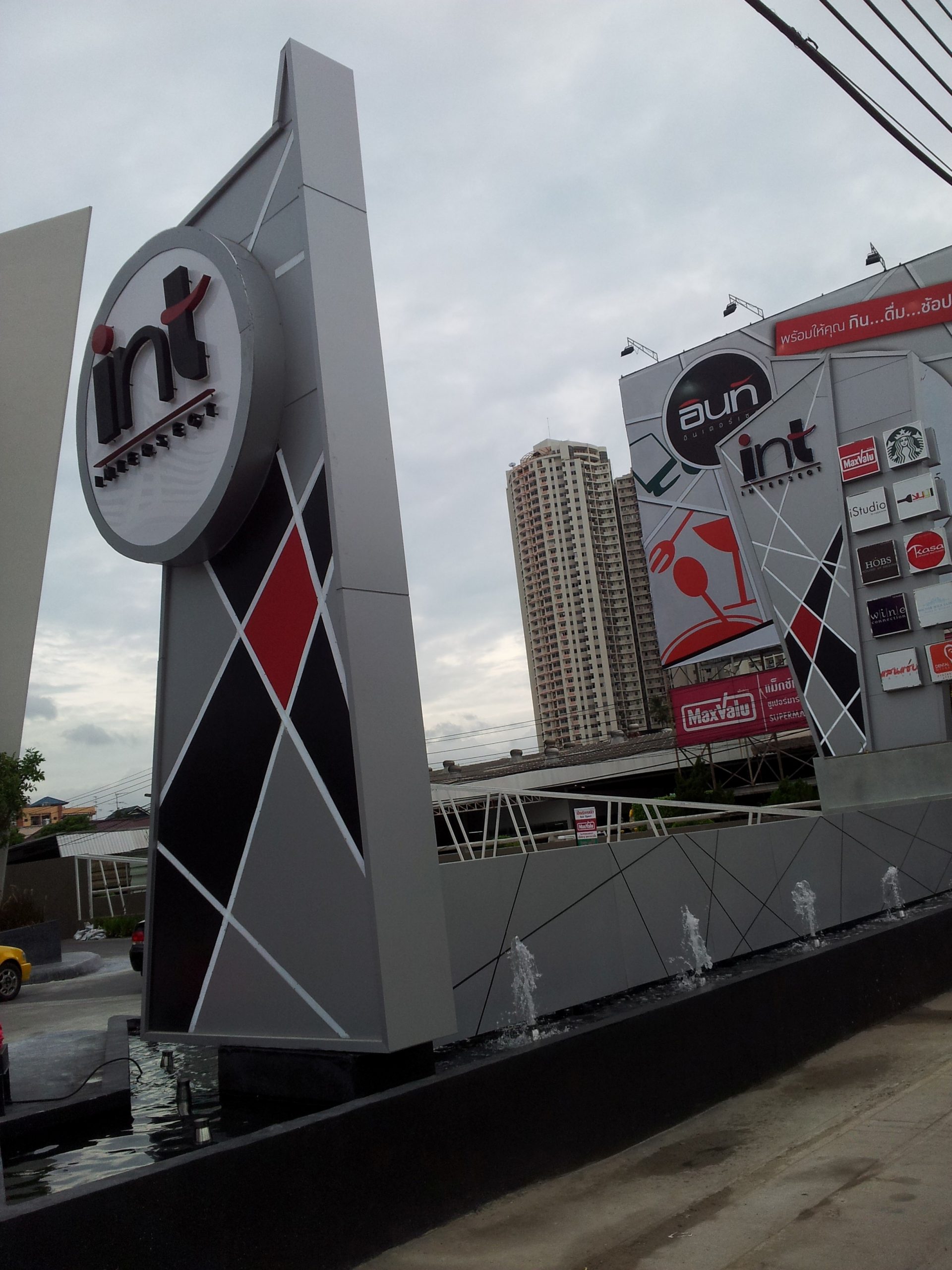 ภาพด้านขวาแสดงป้ายโครงการทั้งป้ายเล็กและป้ายใหญ่ ทั้งหมดเป็นการวางฮวงจุ้ยให้ดักกระแสพลังดีของเส้นพระราม 3 ให้เข้ามาหล่อเลี้ยงโครงการ