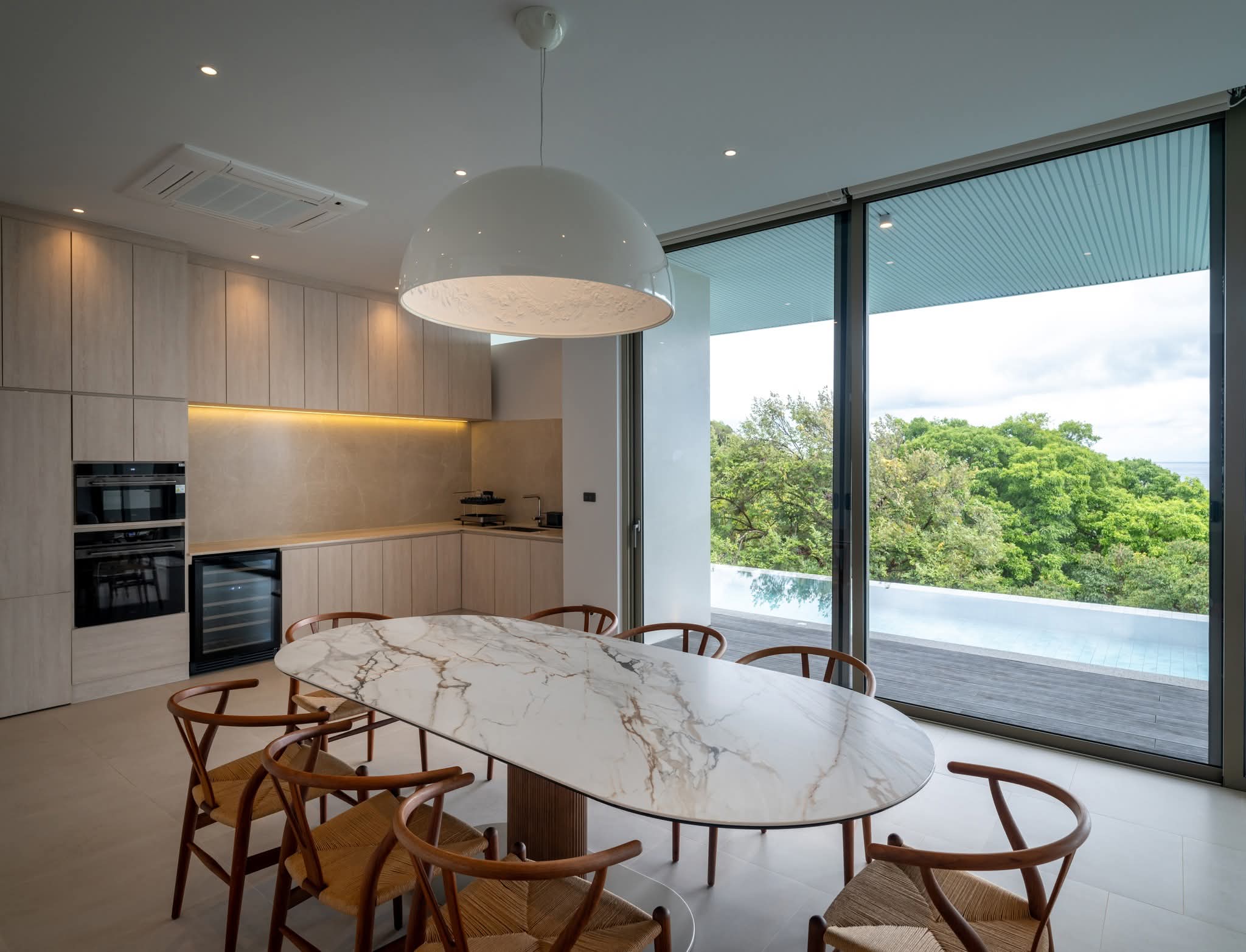 ในส่วนของห้อง Great Room หรือ ห้อง Living and Dining ที่ถือเป็นพื้นที่ที่สมาชิกในบ้านใช้เยอะที่สุด ก็จะวางให้อยู่ในตำแหน่งฮวงจุ้ยดีที่สุดของบ้าน