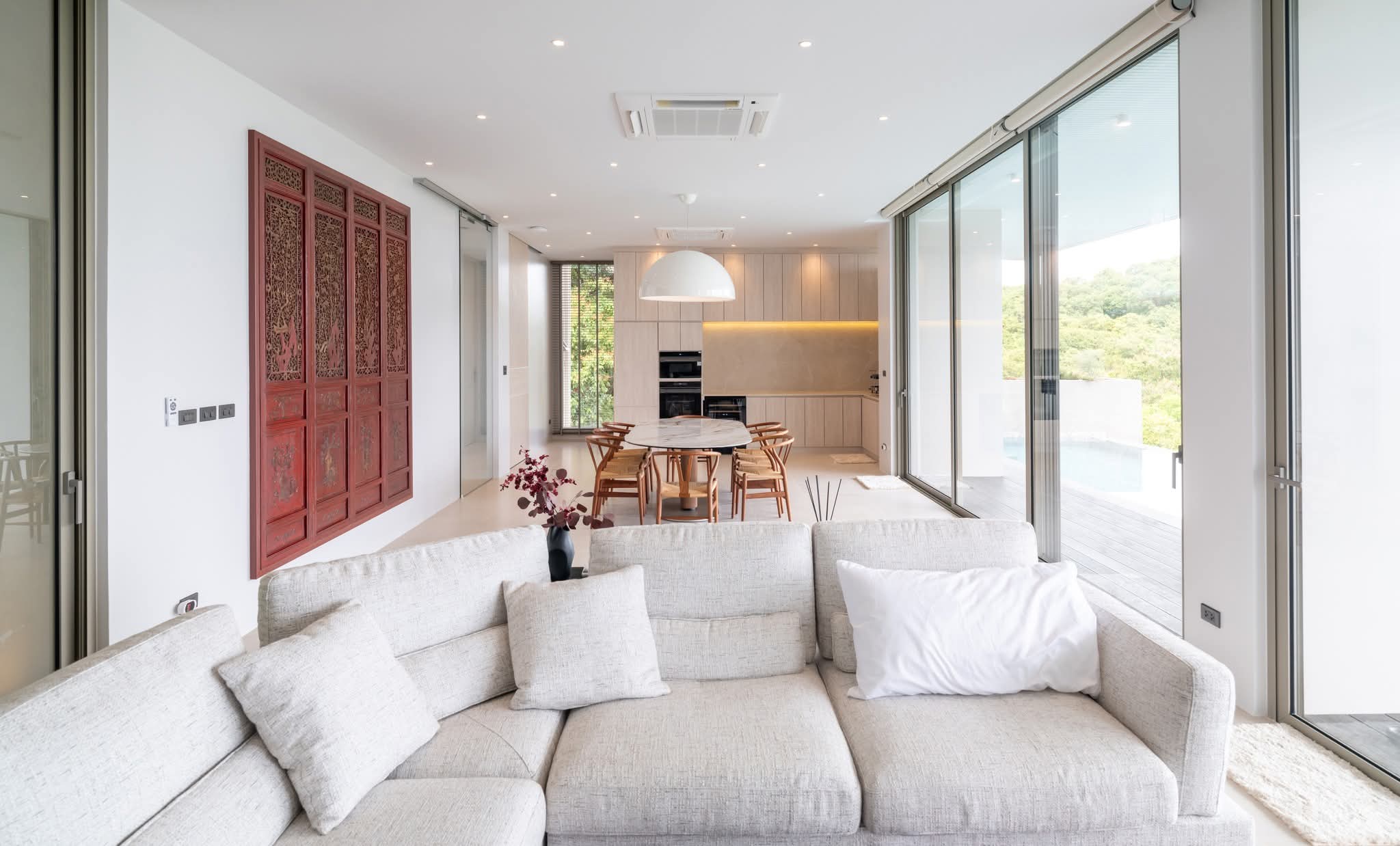 ในส่วนของห้อง Great Room หรือ ห้อง Living and Dining ที่ถือเป็นพื้นที่ที่สมาชิกในบ้านใช้เยอะที่สุด ก็จะวางให้อยู่ในตำแหน่งฮวงจุ้ยดีที่สุดของบ้าน