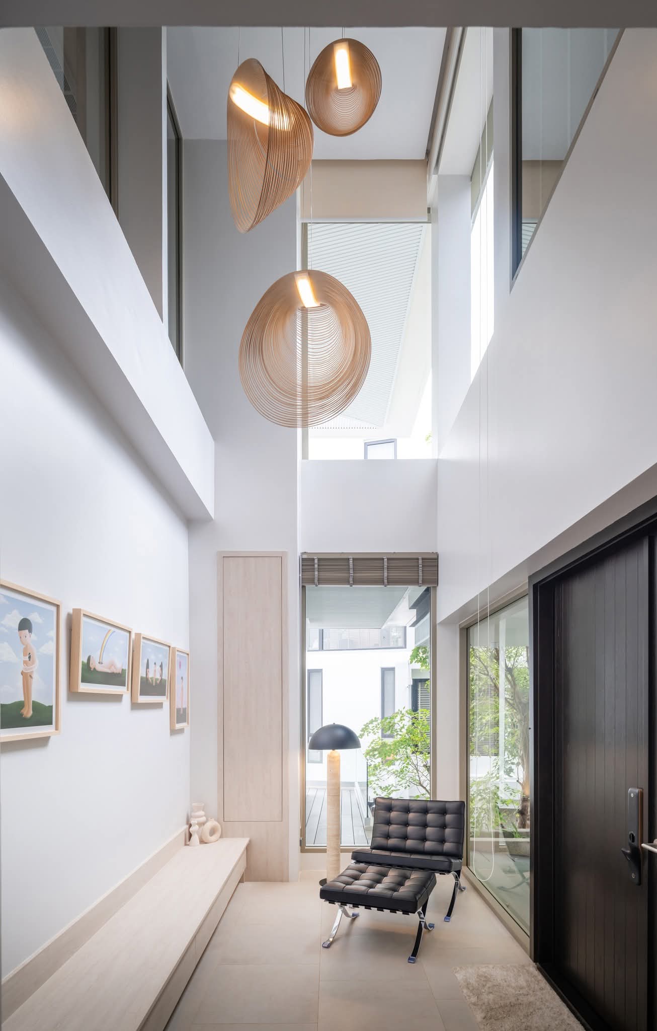 Double Volume เป็นตัวช่วยส่งพลังจากองศาดีของประตู Main Entrance ไปให้ทั่วบ้าน