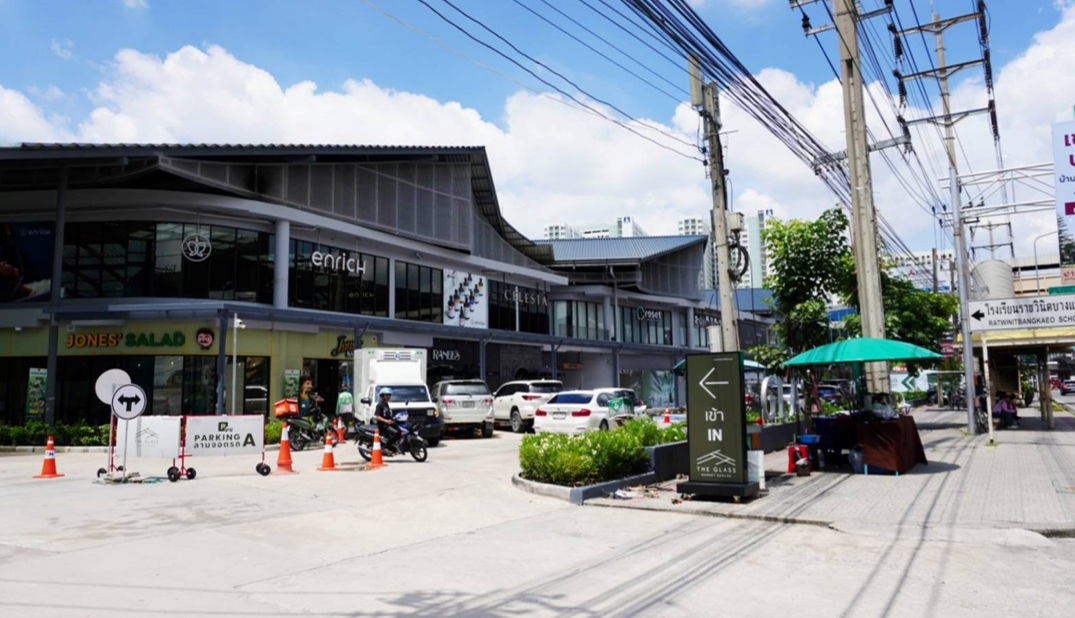 TGMK04 ทางเข้าหลักของโครงการเปิดจากถนนบางนา-ตราด วางในทิศทางที่เจอกับองศาโชคของยุคที่ 9 และ เปิดก่อนที่จะเจอกับสะพานลอย และ ป้ายรถเมล์ที่อยู่หน้าที่ดินพอดี