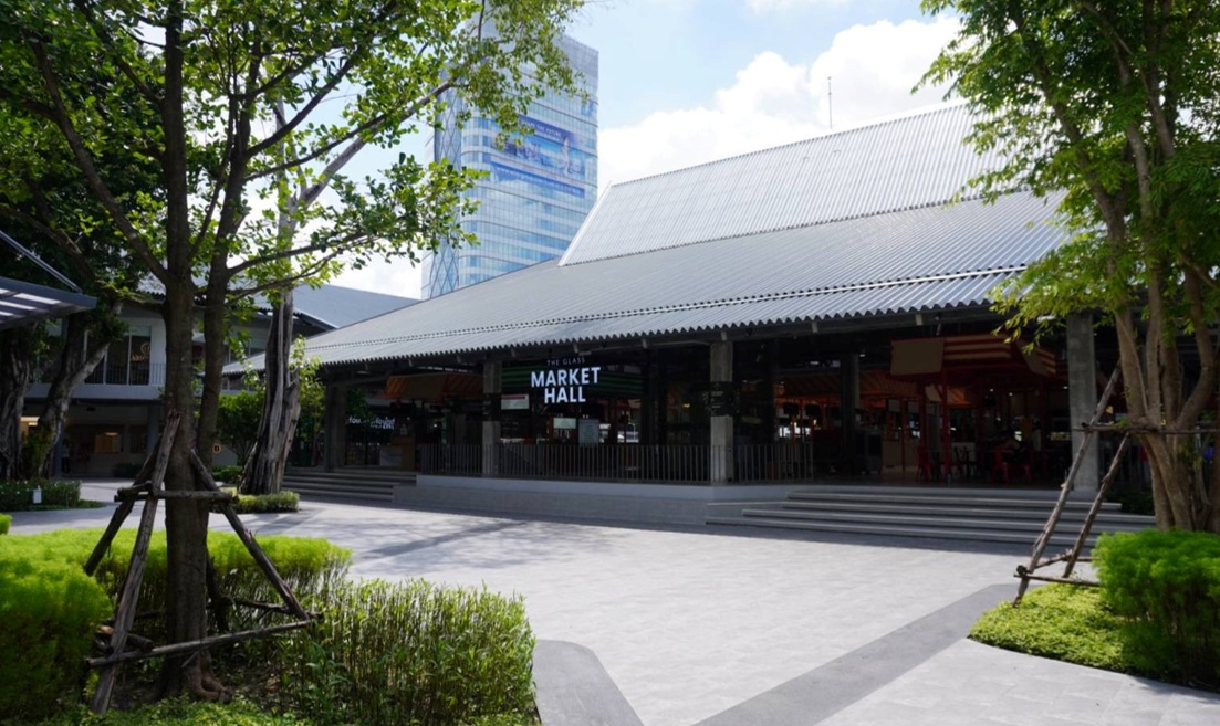 TGMK05 ภายในตลาดมีความร่นรื่น แบ่งหมวดหมู่ของร้านค้า สินค้า และบริการได้เป็นอย่างดี ถนนภายในและการจอดรถ อำนวยความสะดวกให้กับทางลูกค้าและร้านค้าได้เป็นอย่างดี