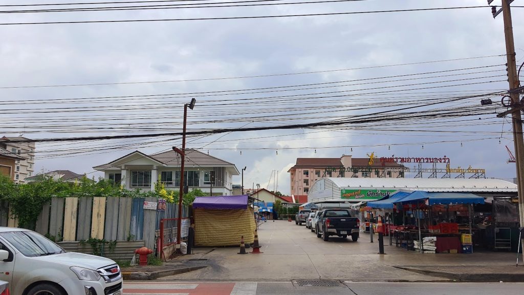 ฝั่งตรงข้ามของที่ดินเป็นทางเข้าออกของโครงการ เมื่อองศาทิศทางดีก็จะช่วยส่งพลังมาให้