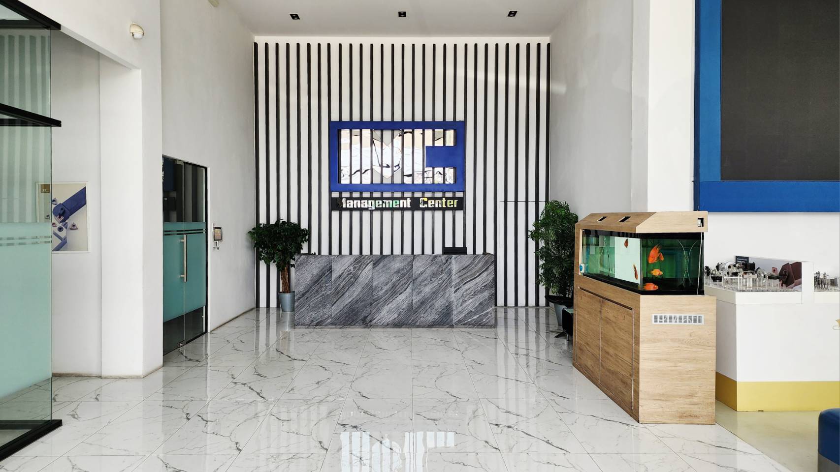 การวางโถงทางเข้าภายใน Lobby เน้นให้มีความโปร่งโล่ง และ จุดรับพลังก็ให้วางโลโก้ของบริษัท