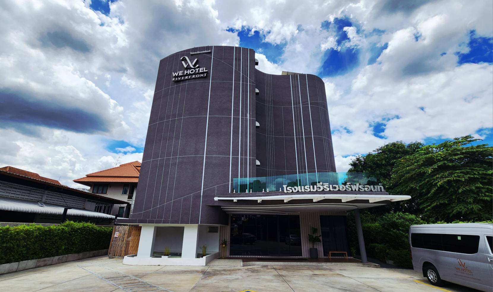 WEhotel01 หน้าโรงแรมฝั่งทางเข้าจากซอยจรัญสนิทวงศ์ 96/2 ออกแบบได้ดี มีลานโล่งสะสมพลัง