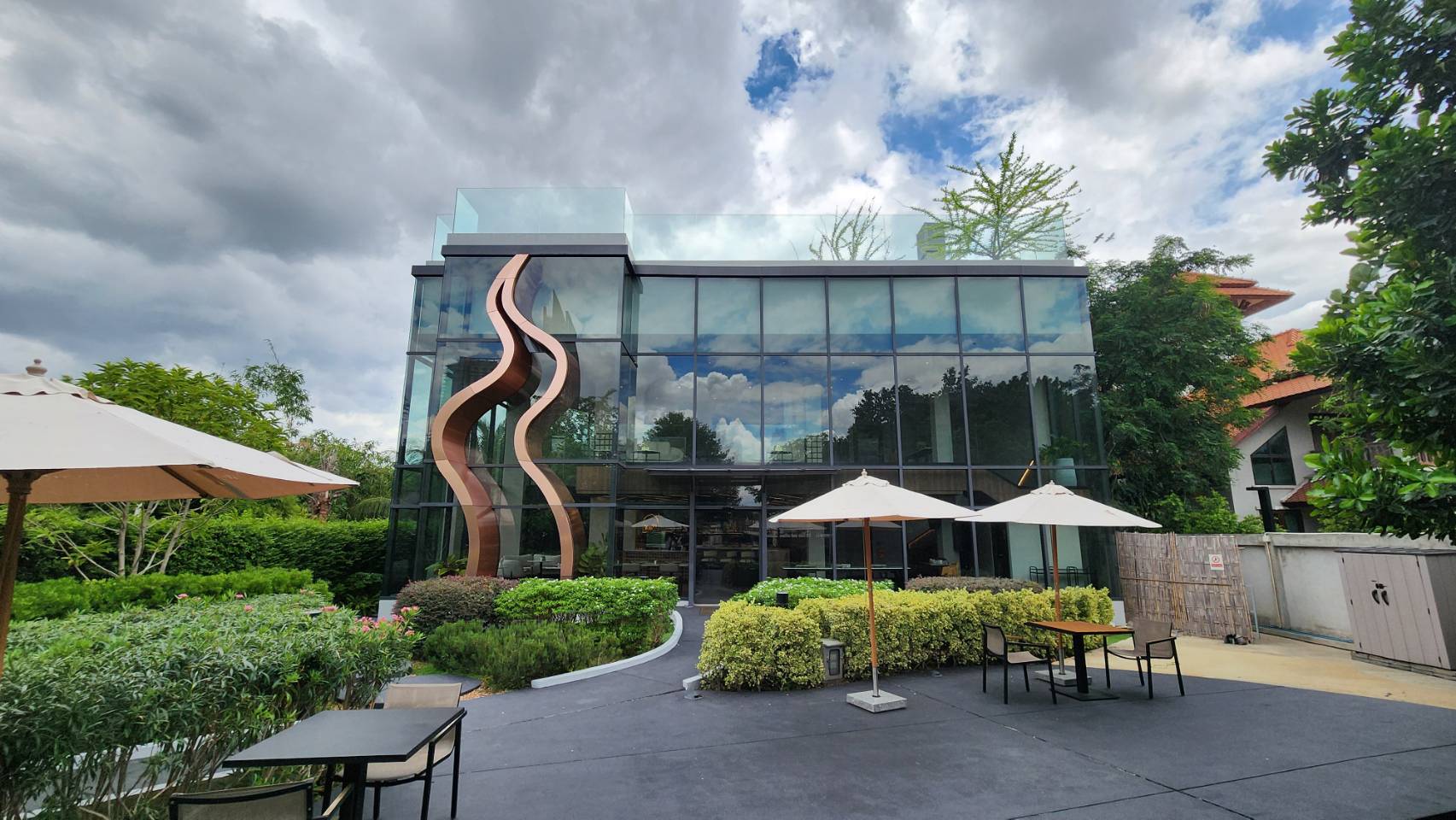 WEhotel03 อาคารอเนกประสงค์ที่ใช้เป็นทั้งห้องอาหาร All day dinning และ Cafe และชั้นบนยังเป็นสระว่ายน้ำ สร้างหันไปรับพลังจากโค้งน้ำเจ้าพระยา รูปทรงอาคารสร้างสอดคล้องกับพลังของ "ธาตุน้ำ"
