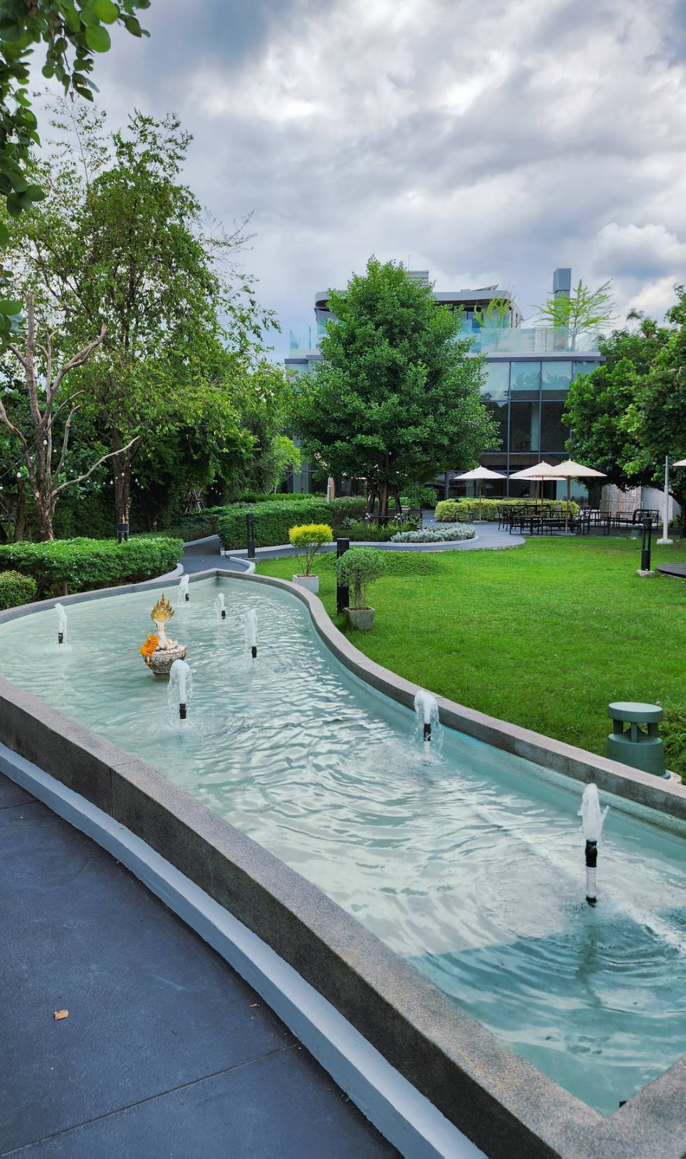 WEhotel04 หน้าโครงการฝั่งแม่น้ำเจ้าพระยา ที่เป็นองศาโชคของยุคที่ 9 ได้วางฮวงจุ้ยให้เจอกับสวนขนาดใหญ่ของโรงแรม และมีบ่อน้ำพุช่วยกระตุ้นและดึงพลังดีเข้าไปในตัวโครงการ
