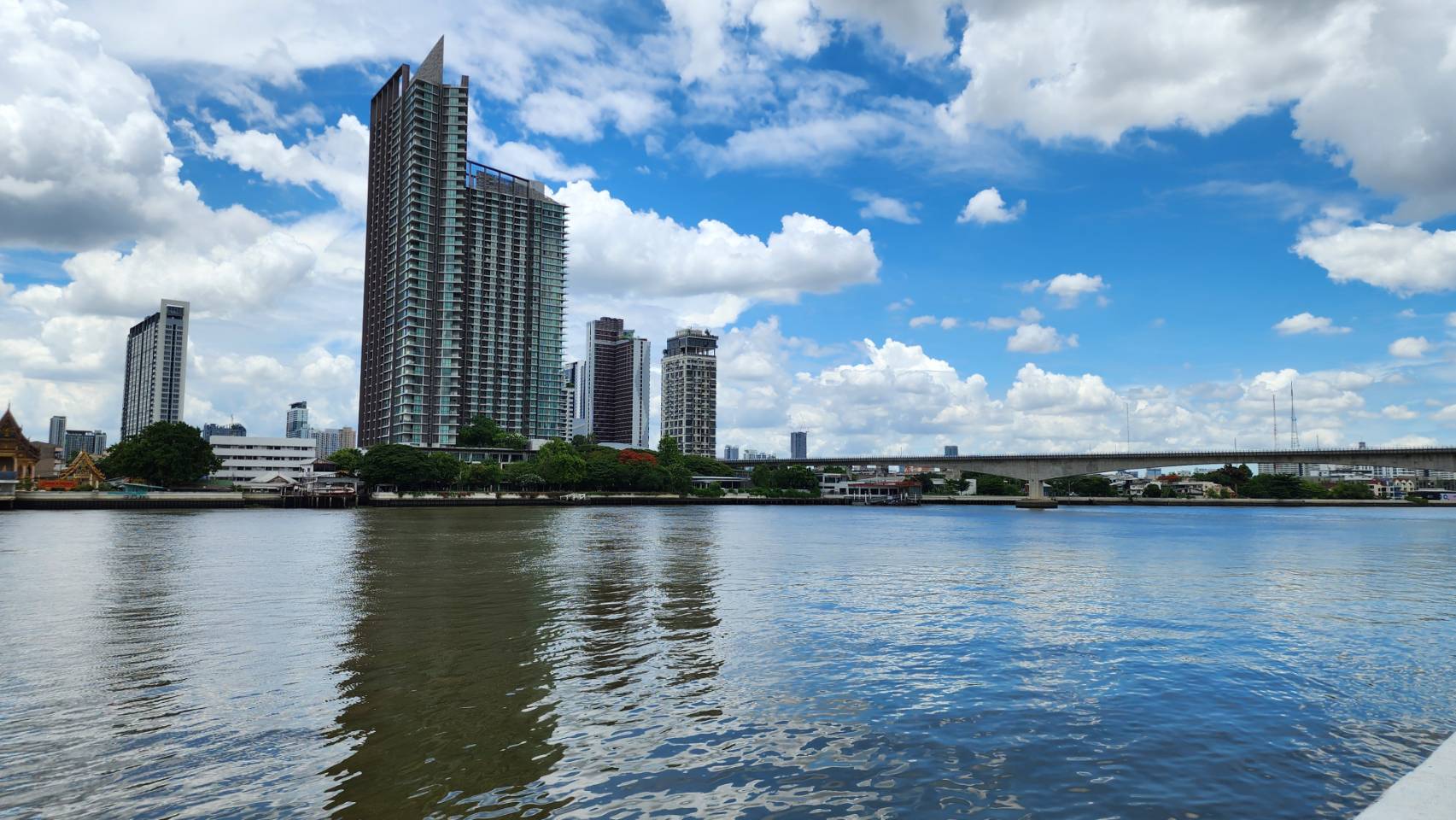 WEhotel06 We Hotel Riverfront ตั้งอยู่ชัยภูมิมงคลโค้งโอบของแม่น้ำเจ้าพระยาย่านจรัญสนิทวงศ์ 96/2