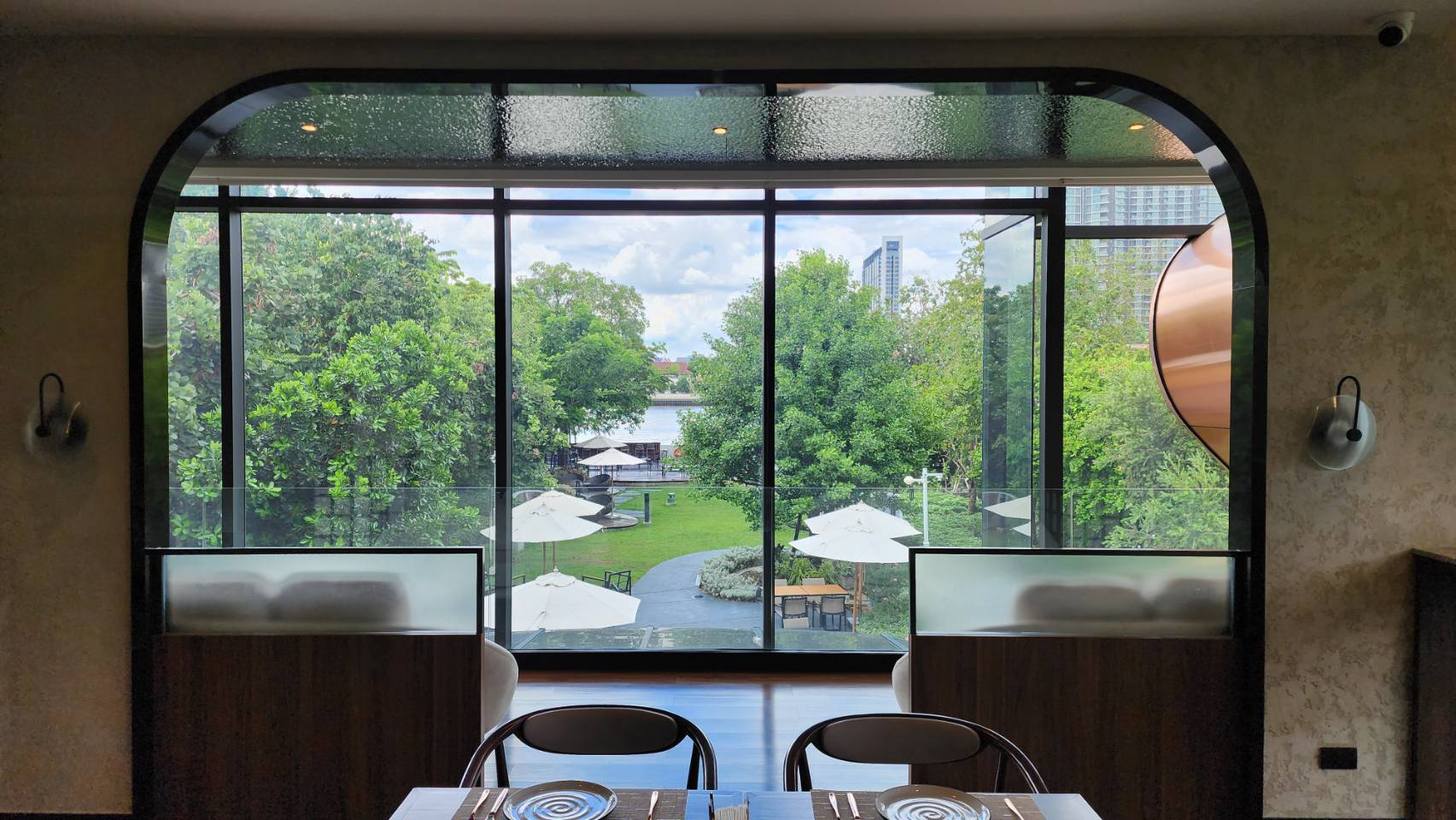 WEhotel07 วิวจากชั้นสองของห้องอาหาร You & I Restaurant and Bar มีฮวงจุ้ยที่ดีมาก