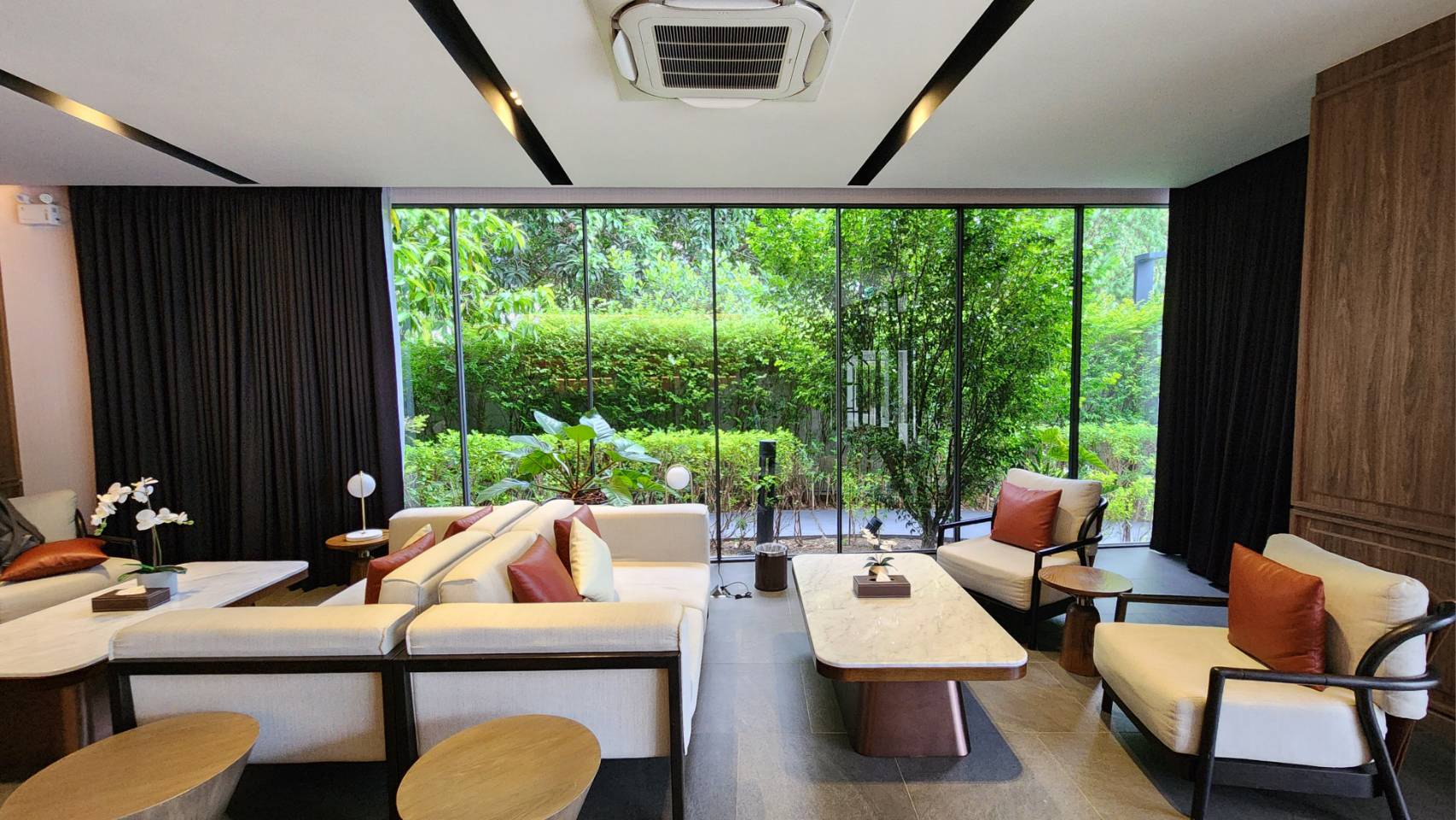 WEhotel09 ส่วน Lobby ของโรงแรมมีกระจกบานใหญ่และจัดสวนสวยช่วยเสริมฮวงจุ้ย