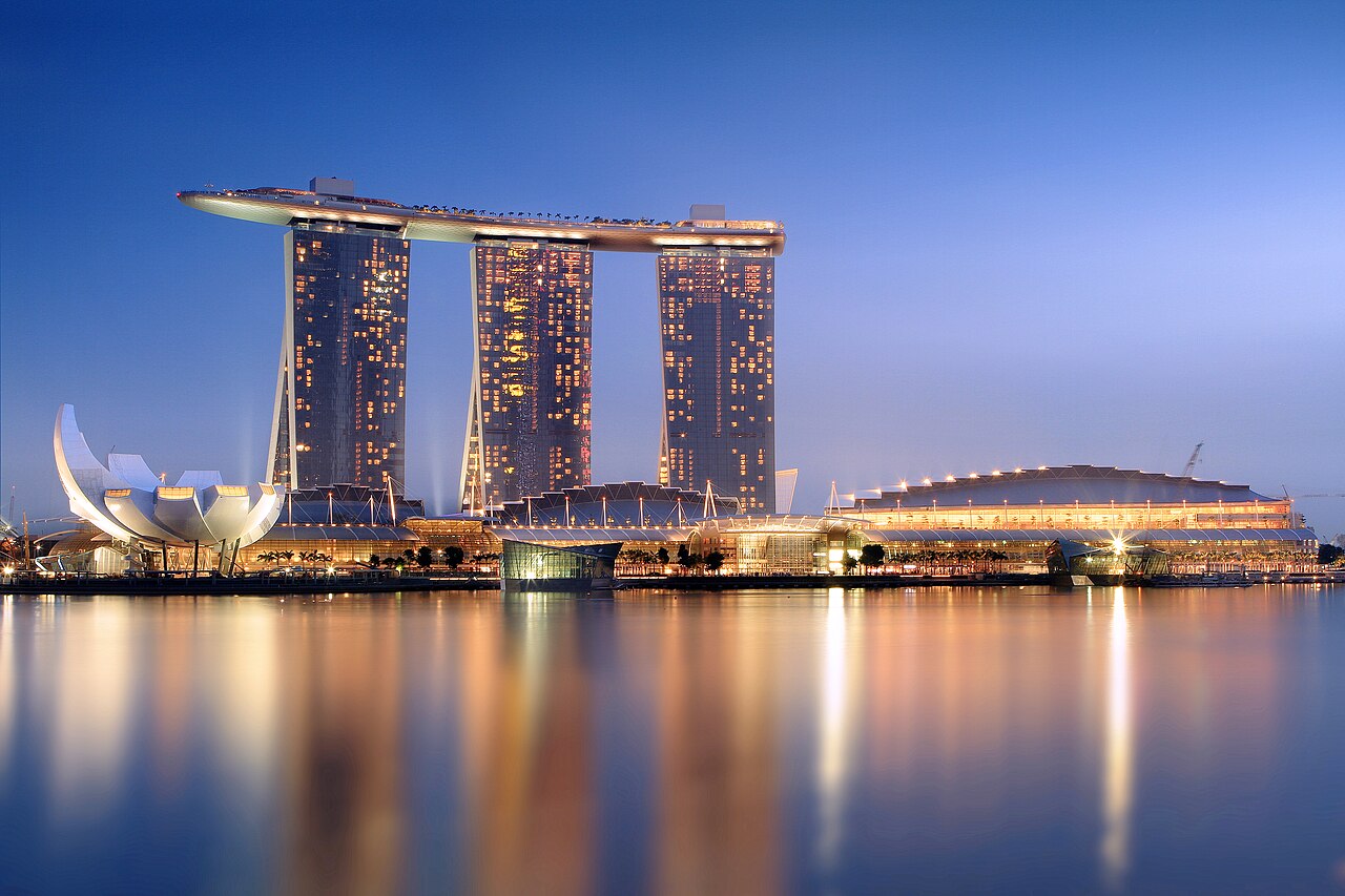 Marina Bay Sand คาสิโนรีสอร์ท แห่งใหม่ของสิงคโปร์ ที่ได้รับการยอมรับว่าเป็น Destination แห่งปี 2011 ของนักท่องเที่ยวทั่วโลก ก็ได้รับการวางองศาทิศทางดีเยี่ยมโดยรัฐบาลของสิงคโปร์