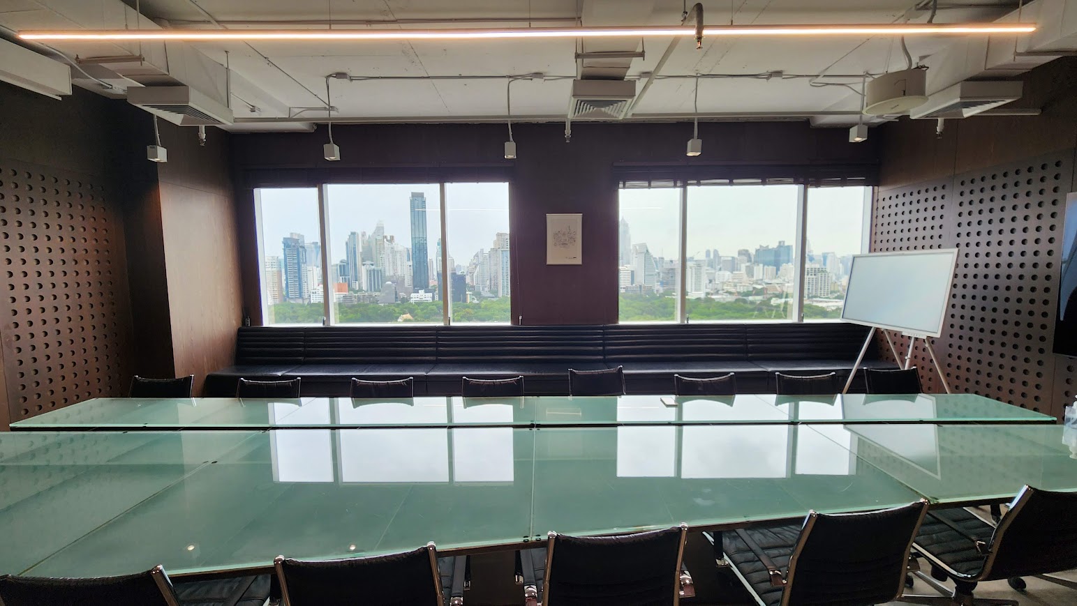 BBDOFengShui02 ห้องประชุมหลักของผู้บริหาร ตั้งอยู่ในตำแหน่งสติปัญญา ความฉลาดหลักแหลม และรับพลังได้จากทั้งสวนลุมพินี และทางเข้าของสำนักงาน