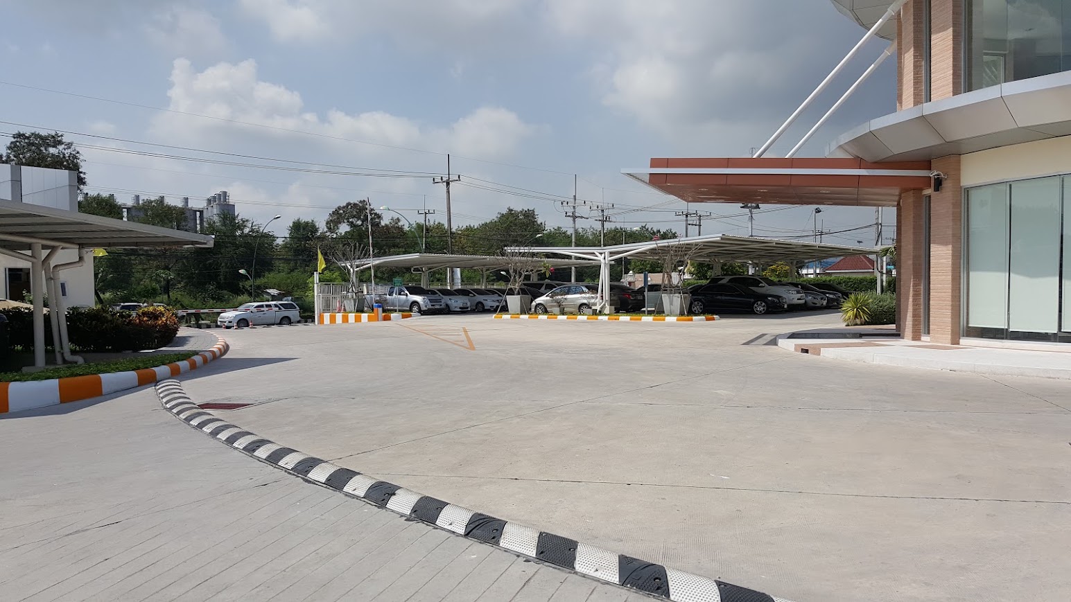 DeltaElmechsRayong04 ถนนหน้าโครงการเป็นถนนที่ฮวงจุ้ยดี การวางฮวงจุ้ยโรงงานของ Delta ELmechs จึงเน้นในการดึงเอาพลังดีจากถนนมาบยาให้ได้มากที่สุด