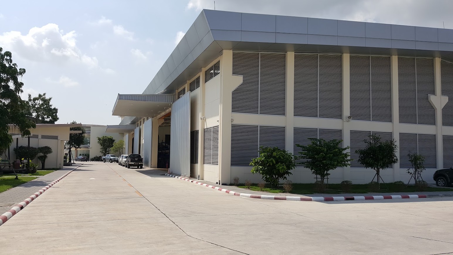 DeltaElmechsRayong05 การวางฮวงจุ้ยของอาคารโรงงานเน้นให้เข้าถึงได้สะดวก ทั้งรถใหญ่ รถเล็ก และคนเดิน