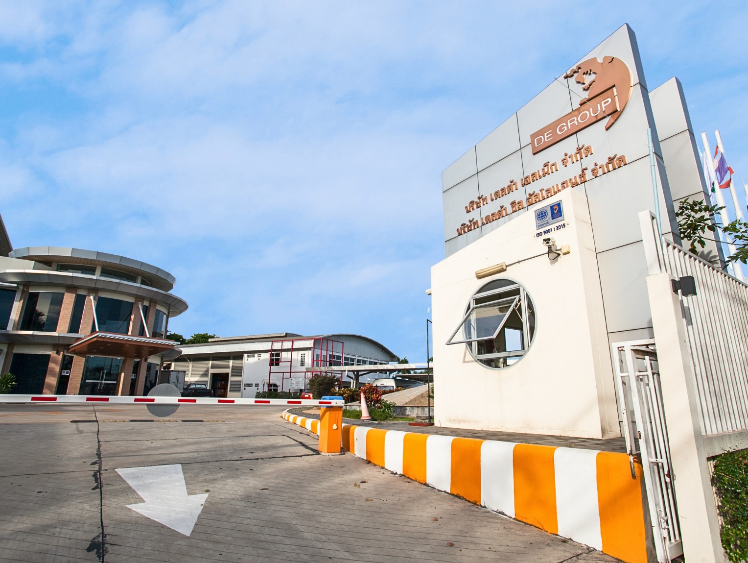 DeltaElmechsRayong07 ทางเข้าของโรงงานถูกออกแบบให้ส่งพลังเข้าไปให้อาคารสำนักงานหลักมากที่สุด และมีป้ายโรงงานช่วยตักพลังด้วย