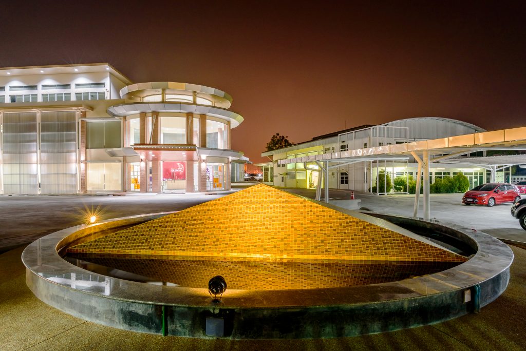 DeltaElmechsRayong11 เมื่อวางองศาทิศทางให้หน้าอาคารตรงกับองศาโชค จึงมาการทำบ่อน้ำพุพระตุ้นพลังให้กับอาคารสำนักงานหลัก