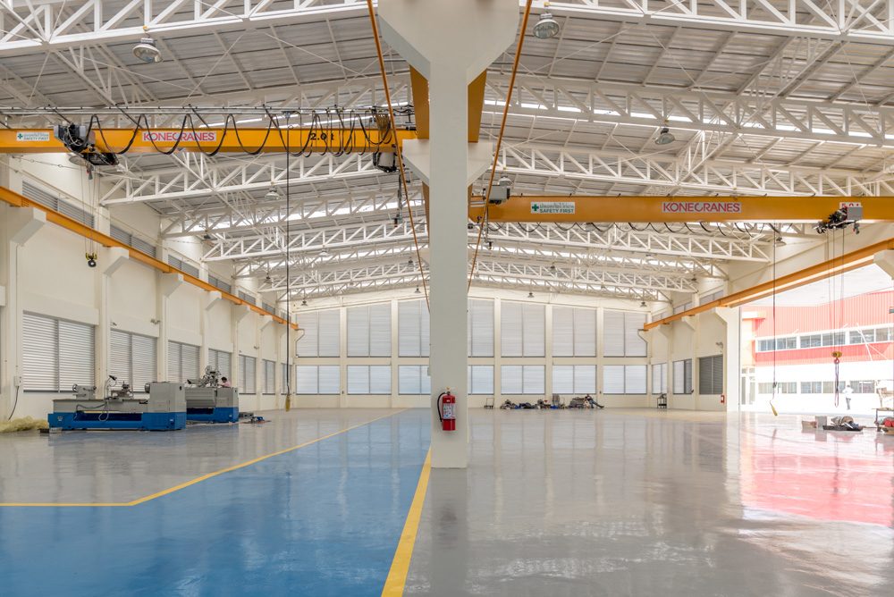 DeltaElmechsRayong12 ภายในโรงงาน เน้นความโปร่งโล่งสูง ให้สามารถทำงานได้สะดวก มีแสงธรรมชาติ และ ลม เข้าได้ทั่วถึง