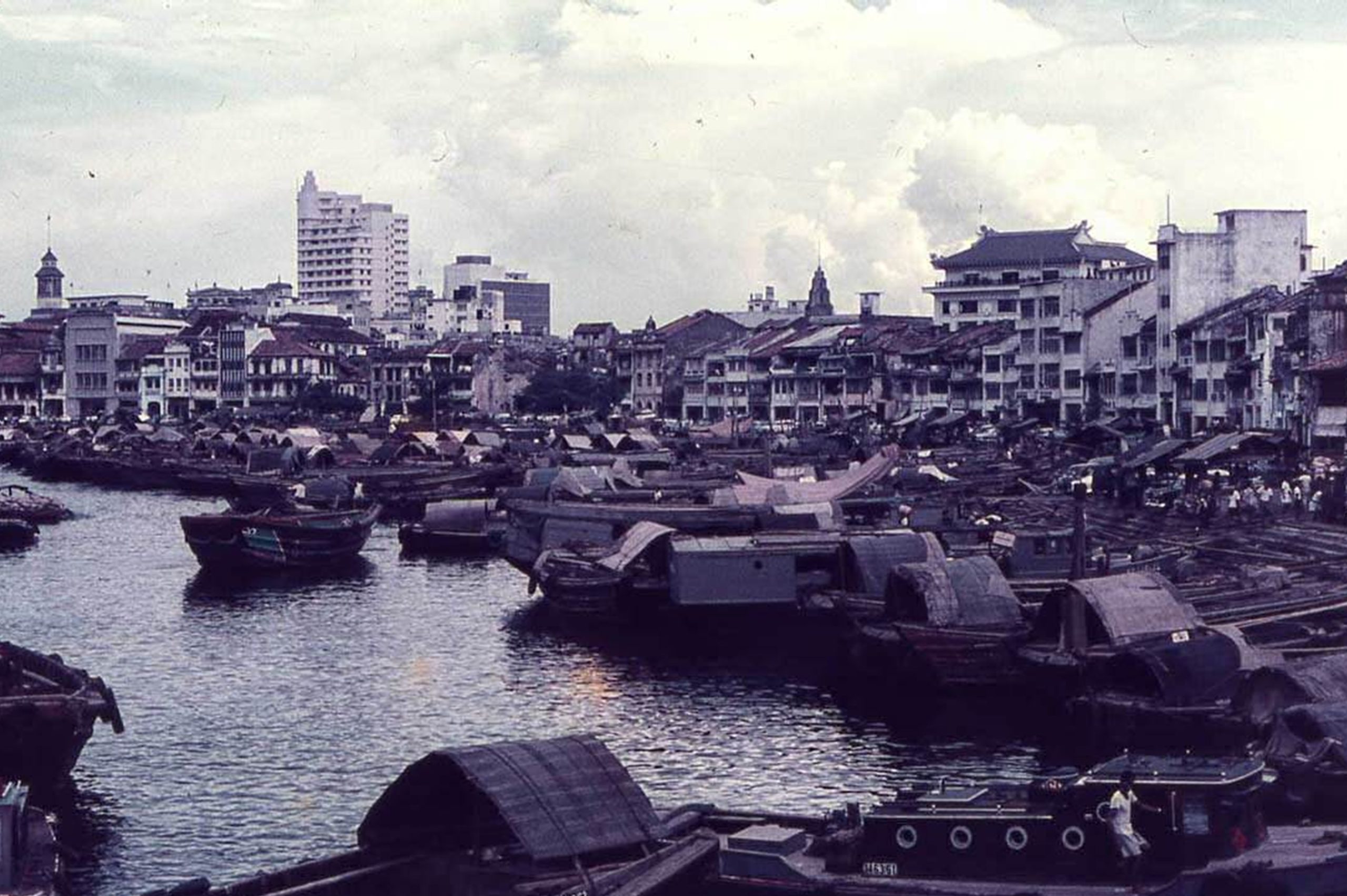 บริเวณคล้ากคีย์ (Clark Quay) ปากแม่น้ำสิงคโปร์ ในยุคก่อนที่ยังดูไม่สะอาด ไม่สวยงาม มีลักษณะฮวงจุ้ยที่ไม่ดี
