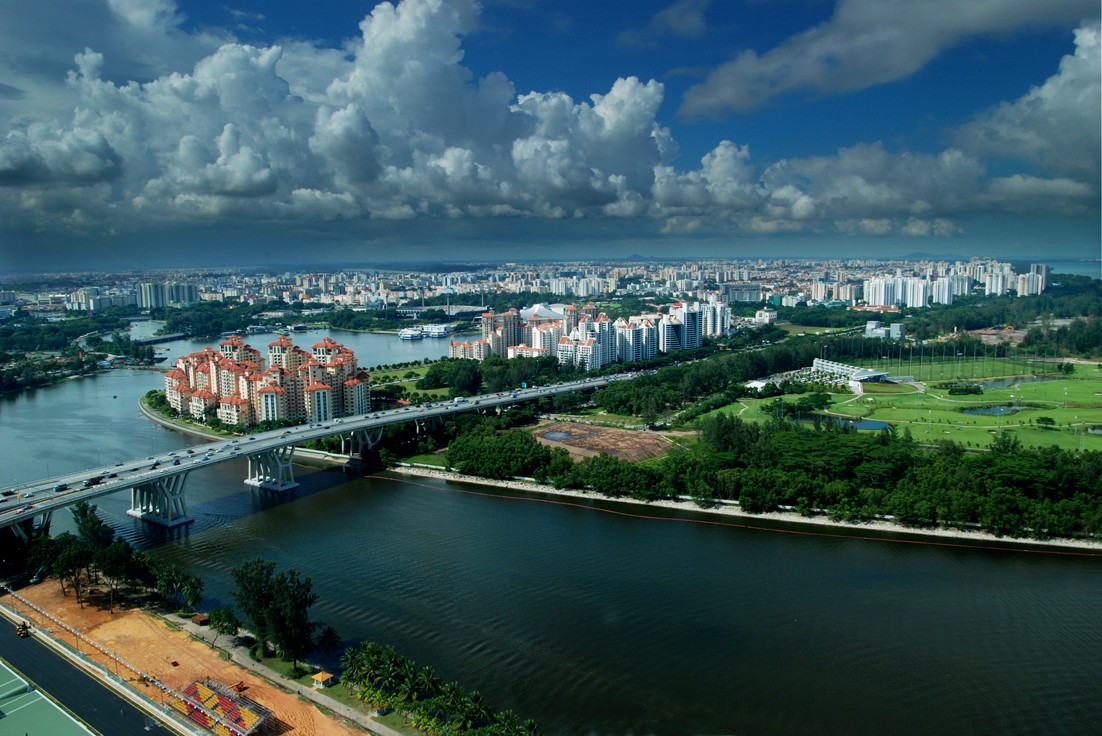 ความสะอาดสะอ้านและความสวยงามของสิงคโปร์ในปัจจุบัน นำพาความเจริญรุ่งเรืองมาให้ประเทศ โดยภาพนี้เป็นมุมมองไปยังแม่น้ำกัลลัง