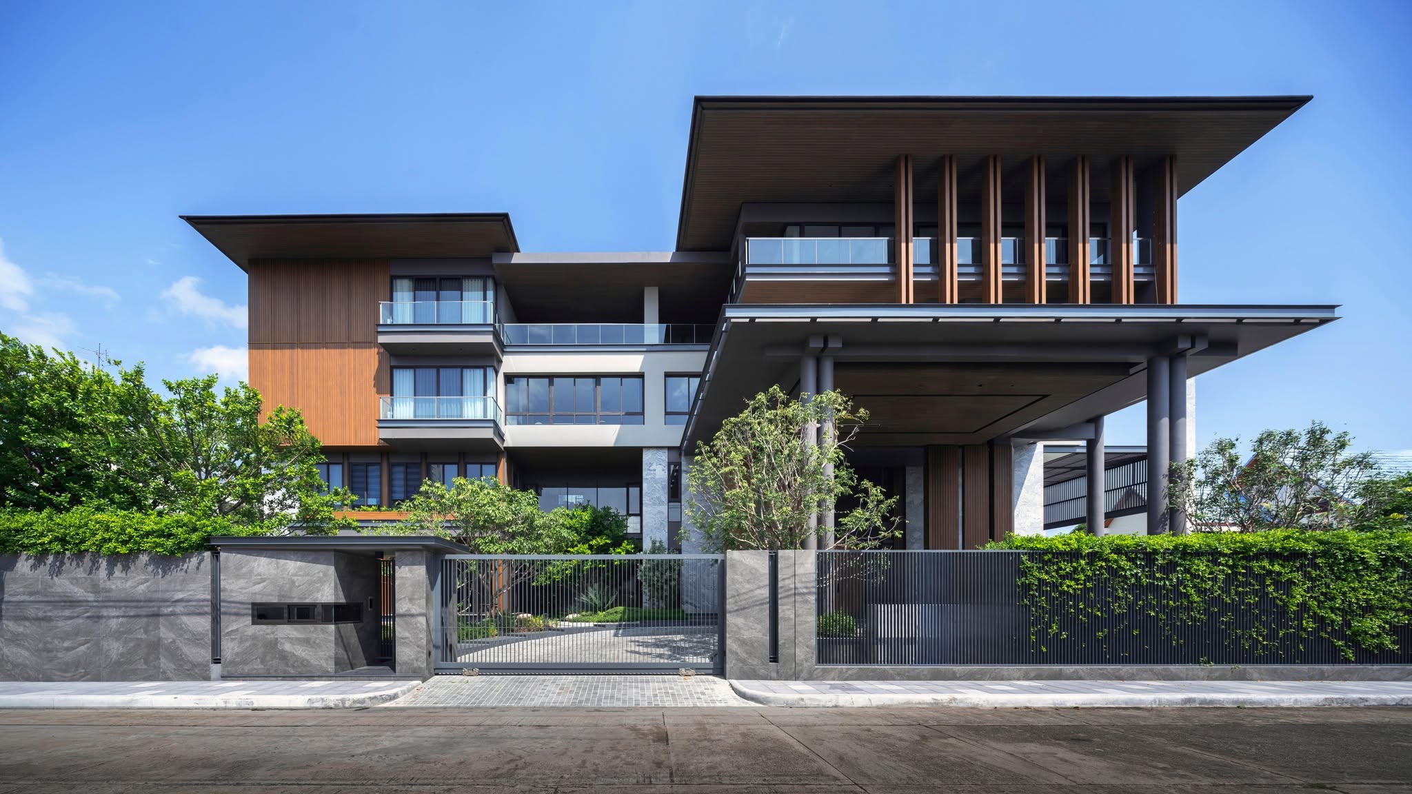 KMM01 บ้านครอบครัวขยายที่ อ.ตะวัน เลขะพัฒน์ ได้ร่วมทำงานตั้งแต่ช่วงออกแบบกับทาง DMO บริษัทสถาปนิกที่ได้รับความยอมรับในระดับประเทศ