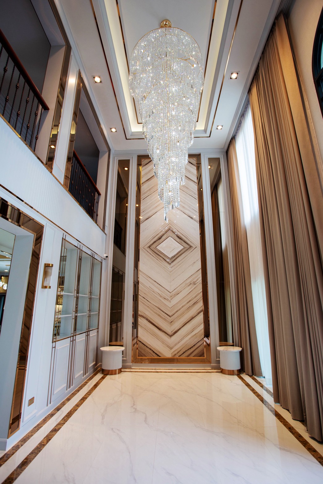 โถงประตู หรือ Lobby ของ Main Entrance ออกแบบเป็น Double Volume เพื่อให้เก็บพลังดีไว้ในตัวบ้านได้มาก