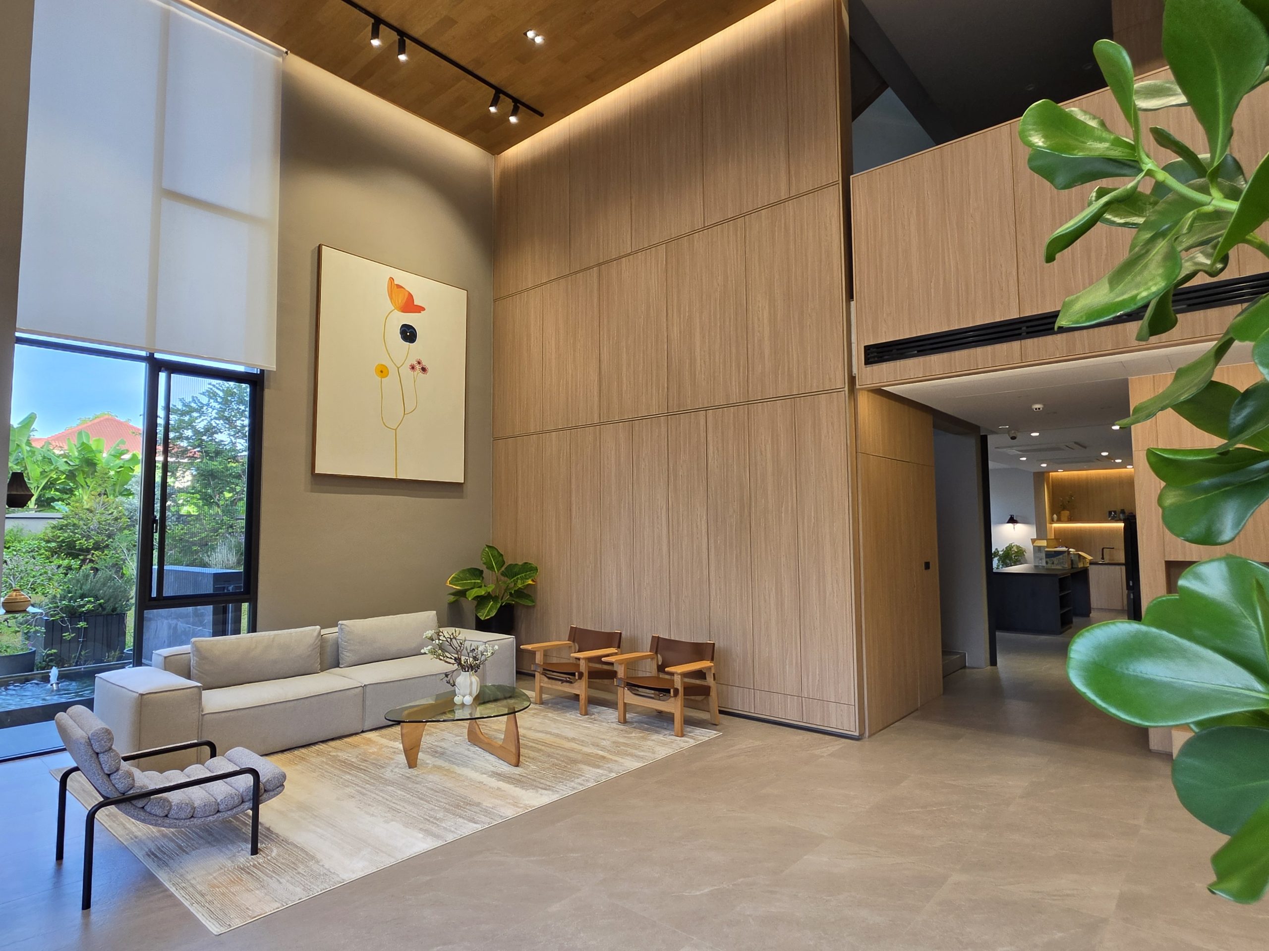 ห้องนั่งเล่นอยู่ในโถง Lobby ขนาดใหญ่ ทำให้สะสมพลังดีในห้องสำคัญของบ้านได้เยอะ