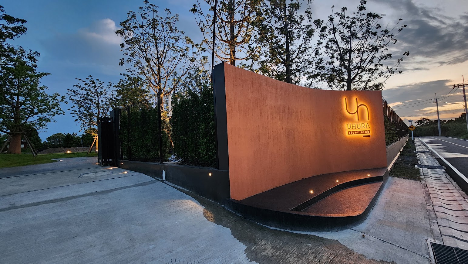 Uhura09 ทางเข้าของ UHURA River Club ได้รับการวางฮวงจุ้ยให้เก็บพลังดีจากถนนหน้าโครงการ