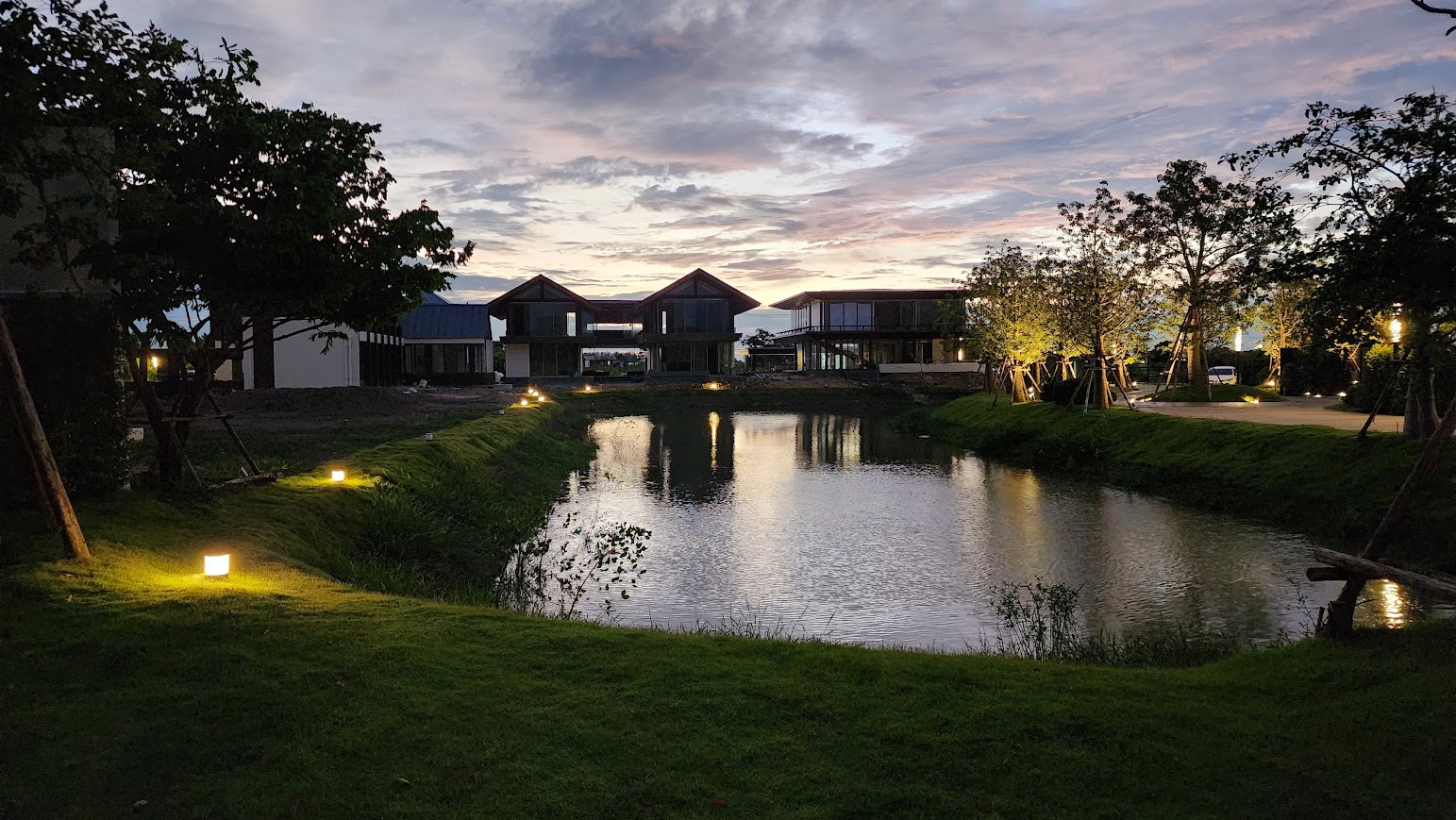 Uhura11 ทะเลสาบในโครงการ UHURA River Club ถูกขุดขึ้นมาเพื่อเสริมฮวงจุ้ยในโครงการให้เป็นมงคลเพิ่มขึ้นไปอีก