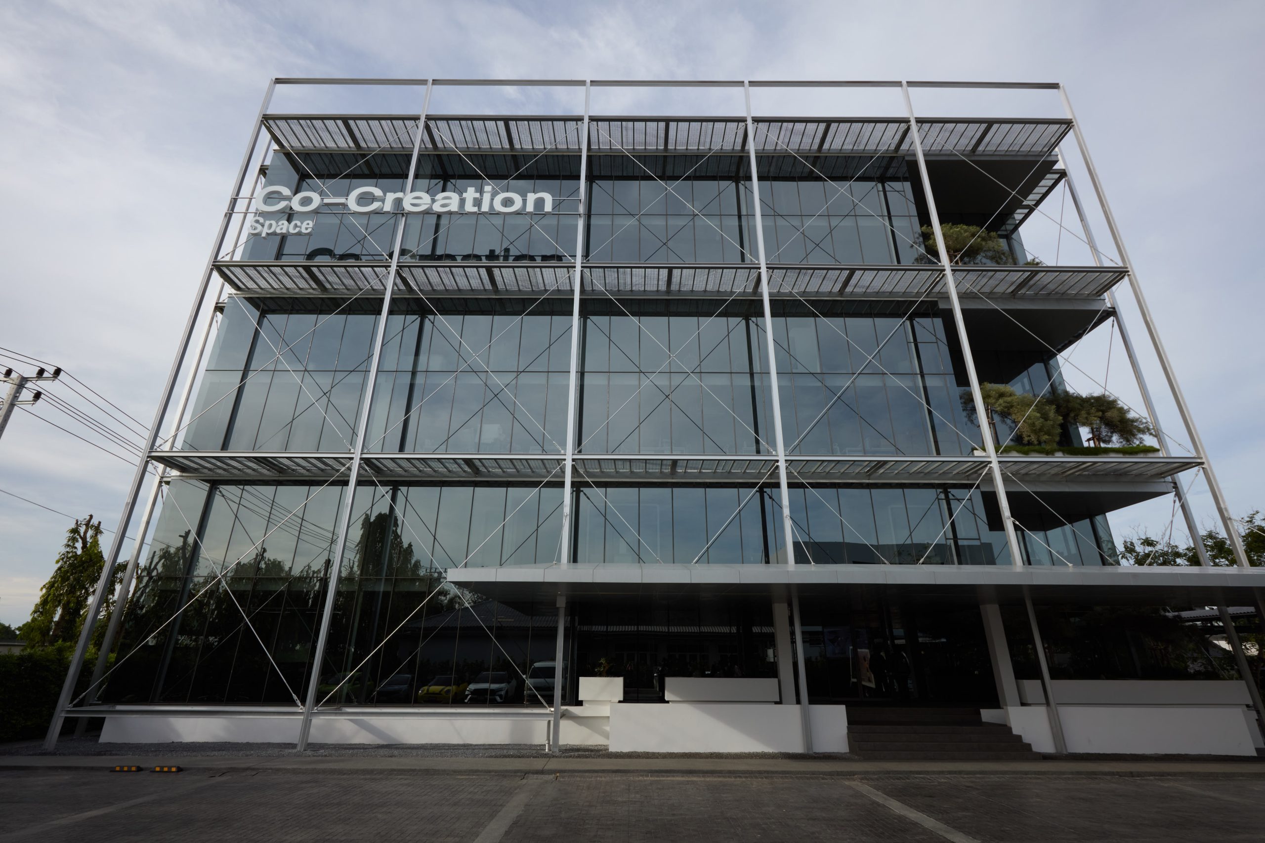 เมื่อองศาทิศทางด้านหน้าอาคารมีความเป็นมงคล Co-Creation Space จึงถูกวางฮวงจุ้ยให้เปิดรับพลังให้ได้มากที่สุด
